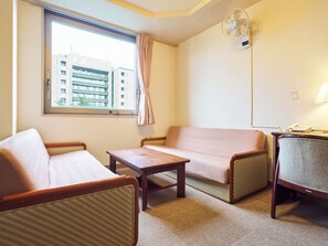 ・[DX Twin Room] There are tables that are too large for dining with companions.