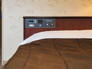 ・[Double Room] The interior is decorated in calming colors, allowing you to relax.
