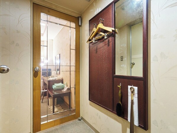 ・[Double Room] There is a mirror right after you open the door. Please use it to check your appearance before going out.