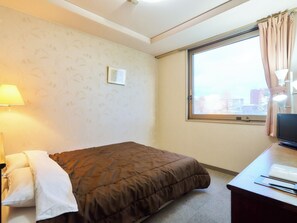 ・[Double Room] The windows are large, so even though the room is only 14 square meters, it feels spacious.