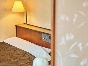 ・[Double Room] A comfortable room for both single travelers on business trips or vacations, and for couples looking to save on costs.