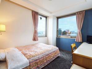 ・[Single room] This room has a large window and is bright and spacious thanks to the lighting coming from two sides.