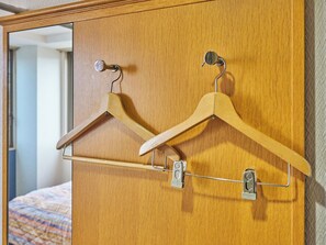 ・[Single room] Hangers are provided, so you can rest assured that you can wear clothes that you don't want to get wrinkled or long outerwear.