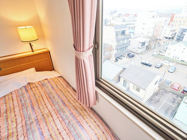 ・[Single Room] Enjoy the fresh and unfamiliar scenery that only a travel destination can offer from the bedside window.