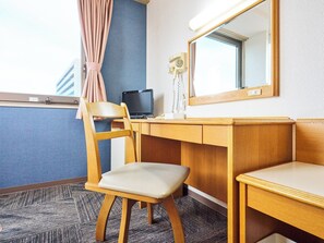 ・[Single room] There is a desk perfect for small tasks. Please use it for reading or work.