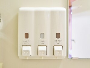 ・[Japanese-style room (8 tatami mats)] Shampoo, conditioner and body soap are provided in the bathroom, so you do not need to bring your own.