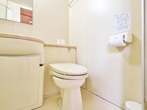 ・[8 tatami Japanese-style room] A unit bath where you can quickly take a bath, perfect for a tiring day after work or travel.
