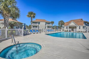 Community Amenities | Outdoor Pool & Hot Tub | BBQ Grills