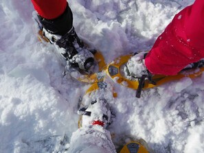 ・Beginners can feel at ease by wearing snowshoes that won't get buried in the snow.