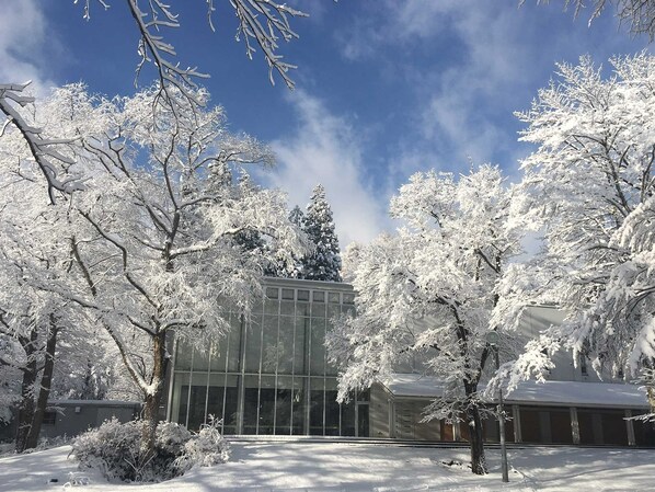 ・Deep snow accumulates around the lodge in winter.