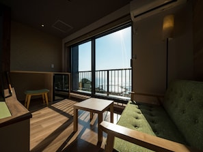 ・[Renewal Japanese-Western style room] The sea with a sense of openness and bright sunshine come in