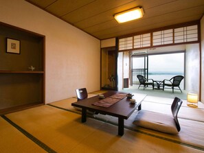 ・[Example of 12 tatami mats and 14 tatami mats in a Japanese style room] Relax in a spacious room during your sleep