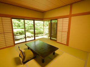 ・[Japanese-style room] Relax with the pleasant scent of rushes. Please take your time and relax.