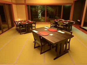 ・[Banquet hall] Enjoy a relaxing meal and chat in a spacious space.