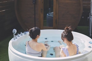 Outdoor spa tub