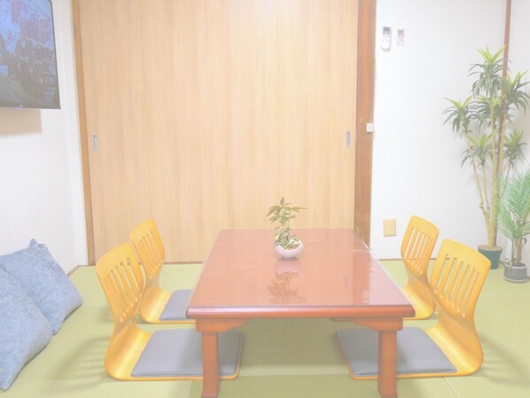 This is a Japanese-style living/dining room/bedroom on the first floor. We have newly installed Ryukyu tatami mats. There are three sets of futons with thick mattresses. There is also a smart TV. Netflix and YouTube can be viewed.