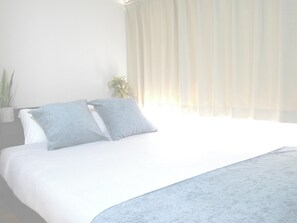 This is a Western-style bedroom on the second floor. There is a double bed and a thick futon mattress. There is also a smart TV. Netflix and YouTube can be viewed.