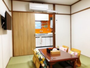 This is a Japanese-style living/dining room and bedroom on the first floor. We made new Ryukyu tatami mats. There are 3 sets of futons with thick mattresses. There is also a smart TV. You can watch Netflix and Youtube.