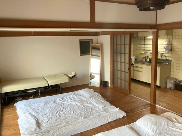 ・[201・Indoor] Up to 6 sets of futons can be laid out.