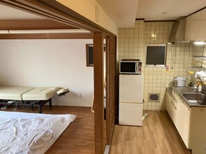 ・【201・Kitchen】Equipped with basic equipment such as a refrigerator and microwave