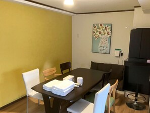 ・[201・In-room facilities] Please use the dressing table and sofa bed at the back of the dining room.