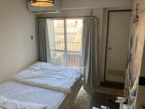 ・[404/Indoor] A bed large enough for 2 people is installed.