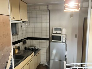 ・[404・Kitchen equipment] Equipped with basic kitchen equipment such as a refrigerator and a microwave oven.