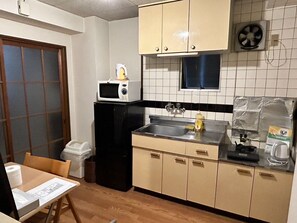 ・[502・Kitchen] Equipped with basic kitchen equipment such as a refrigerator and a microwave oven