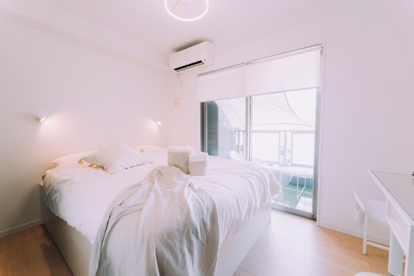 master room with queen size bed