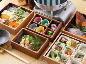 ・[Dinner example: Shabu-shabu Miho course] Enjoy fresh seafood delivered directly from the fishing port on the Shimane Peninsula.