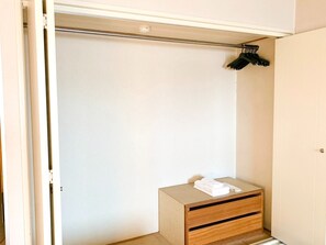 ・[Closet] There is a large closet. You can store plenty of luggage and clothes.