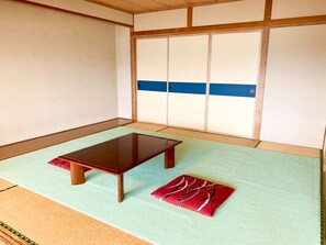 ・[Family] A Japanese-style room where everyone can relax together. Children can spend their time with peace of mind