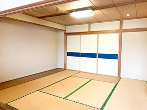 ・[Family] The space is comfortable even for groups. You can lie down on the tatami mats, stretch your legs, or spend your time as you like♪