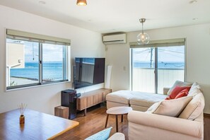 Living room with sea view｜Amazon Prime｜Amazon music｜Alexa｜No smoking｜Large TV｜Double sofa bed