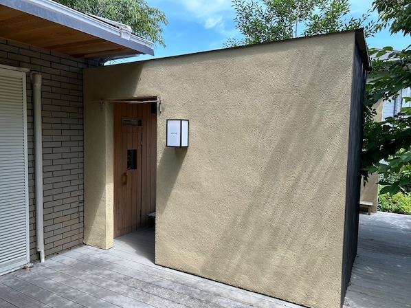 Open-air bath entrance