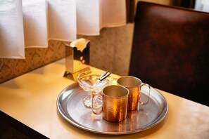 The guest rooms are designed with the image of a pure coffee shop, and the furniture is also a masterpiece. Please spend time with delicious coffee.