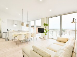 ・[Living] Please relax in the open living room. Large windows allow you to enjoy sea views