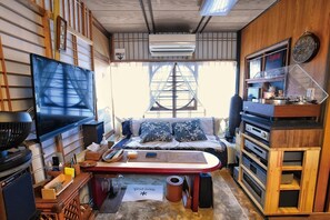 Shizen Shinyukan guest room living room