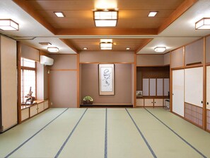 ・A large hall of 30 tatami mats in size, please use it for various purposes such as dining, meetings, training, and training camps.