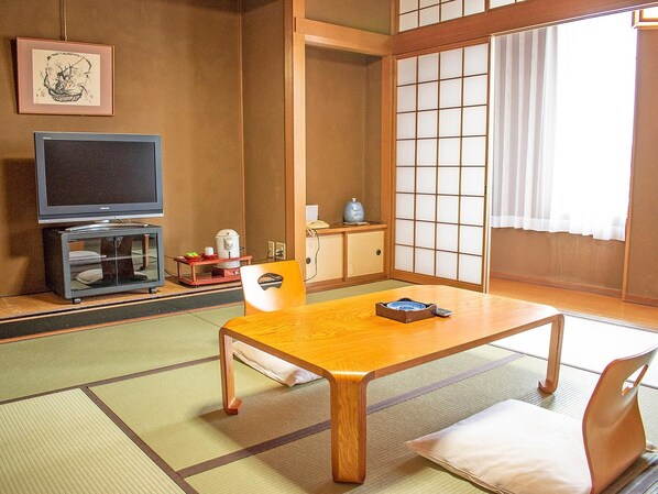 ・Japanese-style room with 8 tatami mats where you can relax on the tatami mats