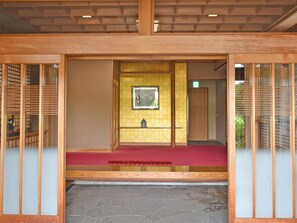 ・The entrance has a Japanese atmosphere
