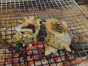 Grilled turban shell with an irresistible aroma of the ocean and soy sauce