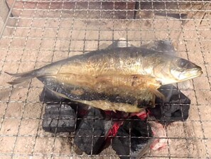 Charcoal-grilled (dried sardines) The fragrant aroma is the best