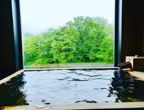 The 100% pure hot spring water in the cypress bath gently envelops your body and soul.