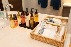 The changing room is equipped with easy-to-use amenities.