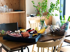 Enjoy delicious food at the dining room♪