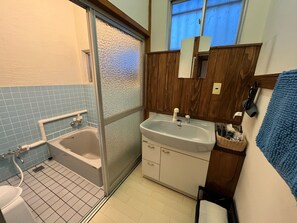 Large bathtub (with handrail)