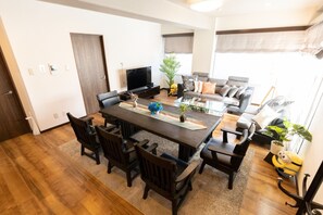 [Living] Enjoy talking about your travels in the living room, where even a large number of people can relax, or enjoy Japanese gourmet food in the spacious kitchen.