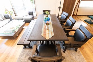 [Living] Spacious living dining table