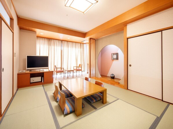 ・[Japanese-style room] A Japanese-style room with sufficient space. You can relax in your room